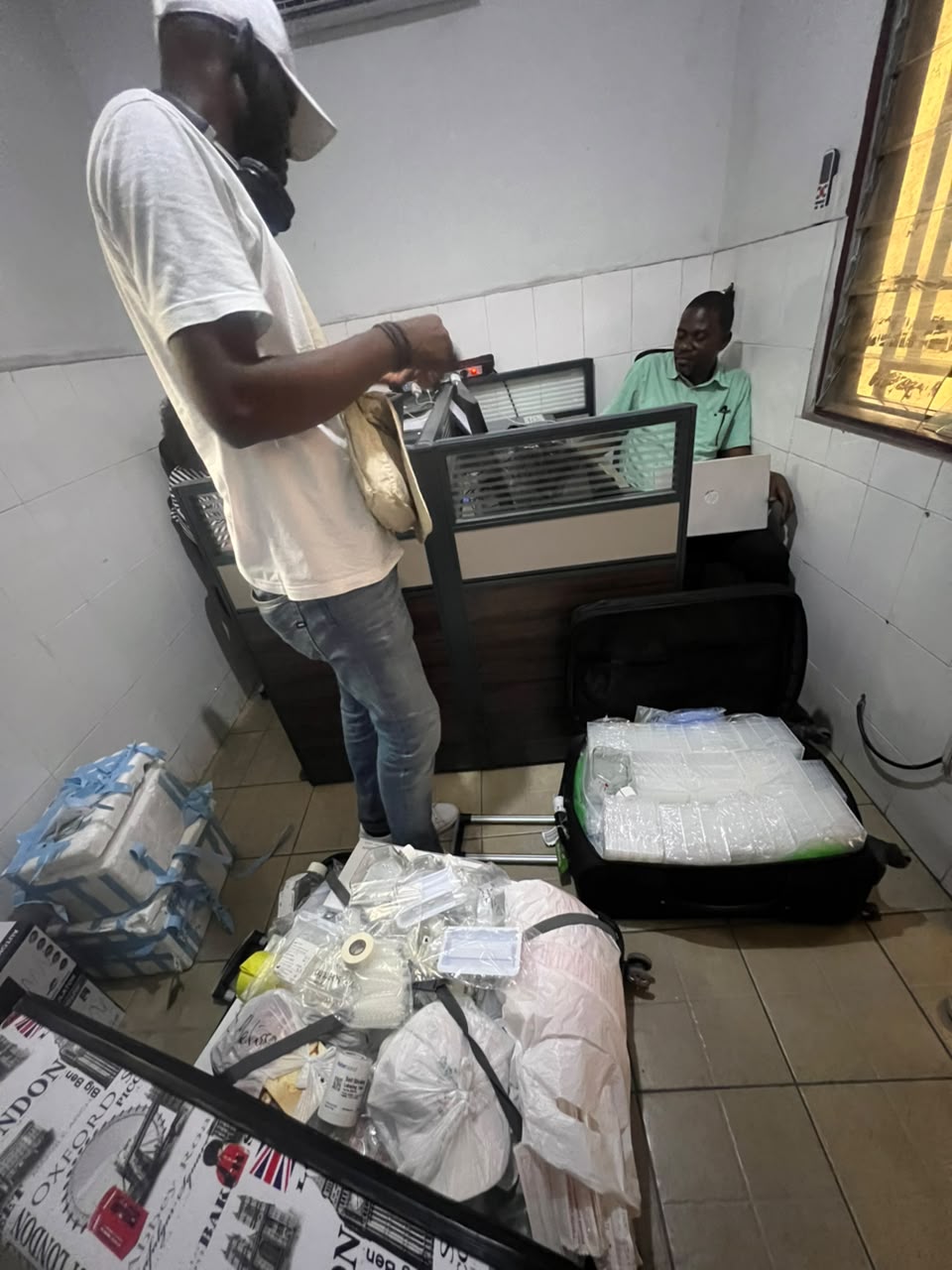 Préparation de valises de matériel de collecte avant une mission de terrain