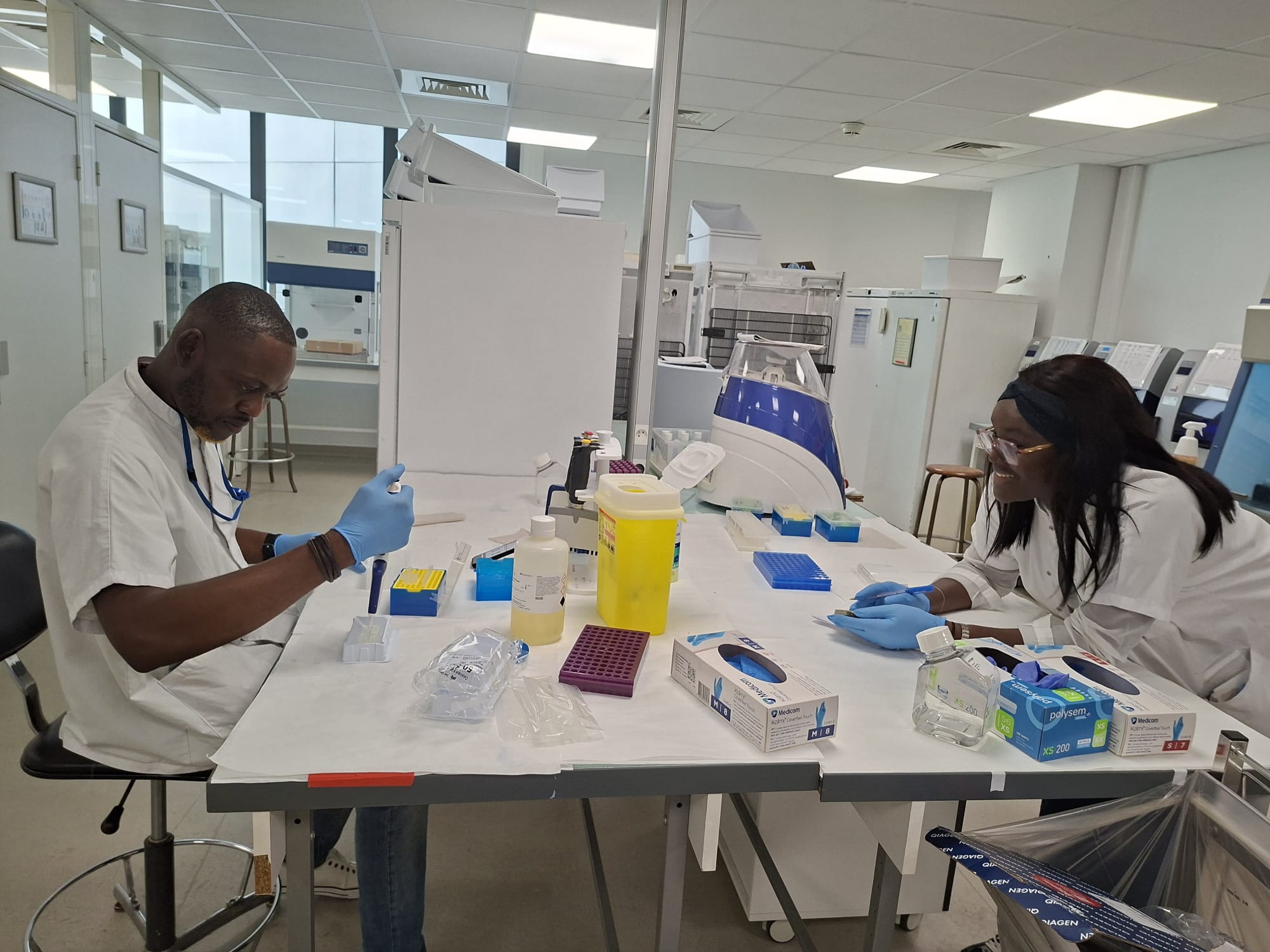 Travail de paillasse en laboratoire : pipetage et documentation d’échantillons